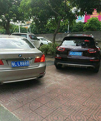 宝马遇上“保时捷”,车牌一模一样!这就hin尴尬了