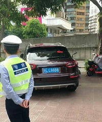 宝马遇上“保时捷”,车牌一模一样!这就hin尴尬了