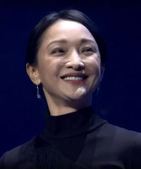 窦靖童助阵周迅,身上的大衣却抢镜了,网友:偷穿了窦唯的西装