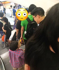 优秀奶爸!网友偶遇霍启刚低调带娃逛街