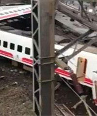 台湾宜兰载约310名乘客火车出轨,致17人遇难118伤
