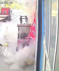 轮胎充气时,一对母子被直接掀飞掉!司机不注意这些细节太危险