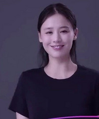 她这样笑真的很刻意吗?