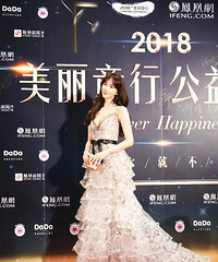 林志玲抹胸长礼服出席活动 优雅妩媚显飘逸
