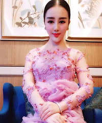 侯耀华与女网红亲密合影照曝光 赠字显友情