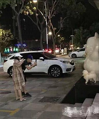 张馨予为老公怼喷子后再度秀恩爱,饭后散步还给狗狗拍照