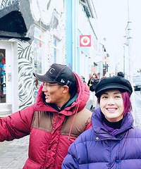 杨千嬅丁子高同游冰岛晒照 街头甜蜜打闹默契对视