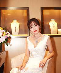 秦岚出席活动长裙现身 温婉柔美优雅动人