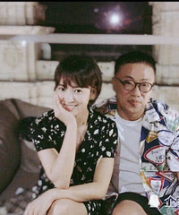 宋慧乔清新短发与友人合照,“少女站姿”又瘦又