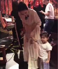 章子怡带女儿录节目,简直是汪峰的翻版!
