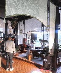 高云翔风波后董璇现身横店片场 古装戏服白衣飘飘