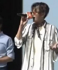 吴亦凡在某发布会上嘻哈尬唱,网友:这就是嘻哈导