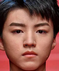 外媒镜头下未修图的当红男星,吴亦凡粉底太厚,唯有他经得住考