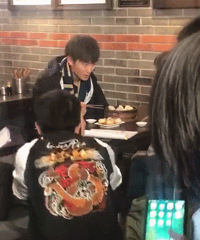 董洁与某小鲜肉吃早点被偶遇,拍戏还是约会?