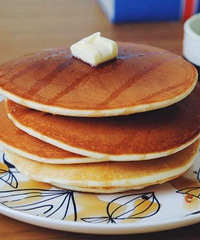 煎好一个pancake热香饼