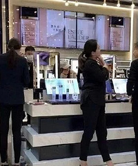 绯闻女友在工作,王思聪却陪着网红购物去了?