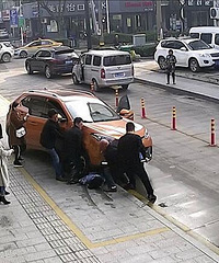 杭州姑娘蹲地玩手机被卷入车底!之后20秒视频太震撼!