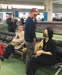 谢霆锋王菲同框现身 画面恩爱甜蜜