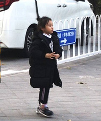 网友朝阳公园偶遇李小璐母女 甜馨包裹严实长高不少