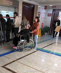 惊险!杭州某小区4楼窗户莫名掉下来,直接砸到老奶奶头上