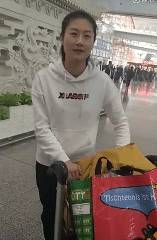 丁宁现身机场困得不行 耿直回应:正在努力睁大眼睛