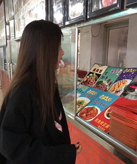 宋祖儿现身北电食堂 变身“霸道总裁”请吃大餐