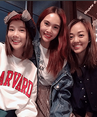 杨丞琳与朋友聚会贴脸亲亲 晒自拍托腮甜笑少女感十足