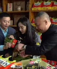 杨幂去农村扶贫,衣着朴素还和村民一起吃辣条