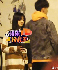 郑爽街头叼烟屌炸天,男友靠近她竟翻白眼,网友:很社会!