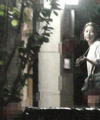 劈腿的事还没说清 事件女主又被拍到和别人回家?