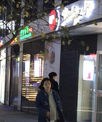 邓伦马思纯北京街头拍戏被偶遇,“纯伦CP”同框配一