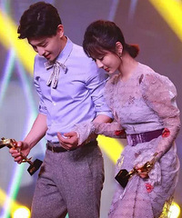 杨紫分手后状态好,和刘涛、乔欣爱的抱抱 ,不慎摔倒都在搞