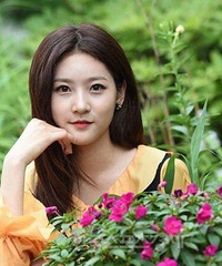 18岁女星自曝因走红曾遭受校园欺凌,被逼赤脚走回家!