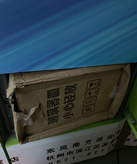 取个快递都取到囧了!快递小哥你就不能换个大格吗?