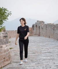 董卿官方晒登长城照片 活力十足自在惬意