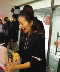 胡军儿子近照曝光 为妈妈庆生似霸道总裁