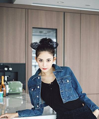 娜扎工作室晒其美照 戴耳朵发箍托腮卖萌又酷又甜