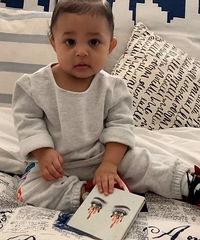 会玩!金小妹教女儿学说话为自家美妆打广告