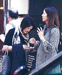 李亚男挺9个月孕肚出街购物 透露Baby名字出生后公布