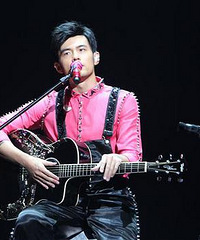 周杰伦演唱会粉丝现场求婚 周董在台上卖力助攻