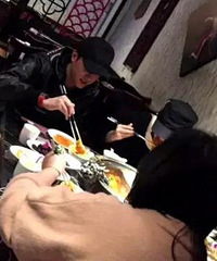 赵丽颖冯绍峰同行吃火锅,网友却为一顿饭消费600块吵得不可开