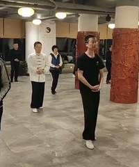 太极拳锻炼通过不同拳势的运动,有效地推动