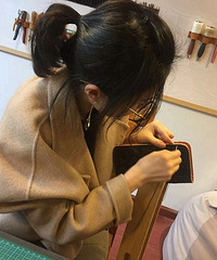 两位女孩各做了一个皮雕钱包,一个龙款另一个复古款