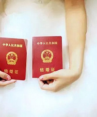 女子自带照片扯结婚证被拒绝!工作人员:你下巴修太尖了...