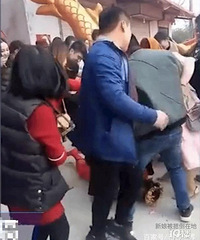 解气!结婚当天被摁倒在地,新娘起身狠踹婚闹男