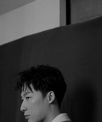 胡浩亮白色西装演绎冬季暖男 获“年度综艺人物”传播街舞文化