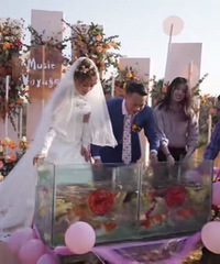 奇葩同事!结婚送99条锦鲤