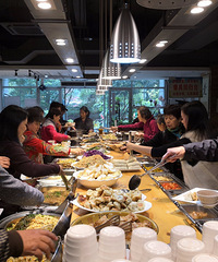 这家素食店来晚了连站着吃的位子都没了!