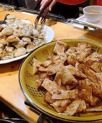 这家素食店来晚了连站着吃的位子都没了!