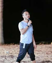 《野生厨房》汪涵海边rap放飞自我 融入当地成交际涵